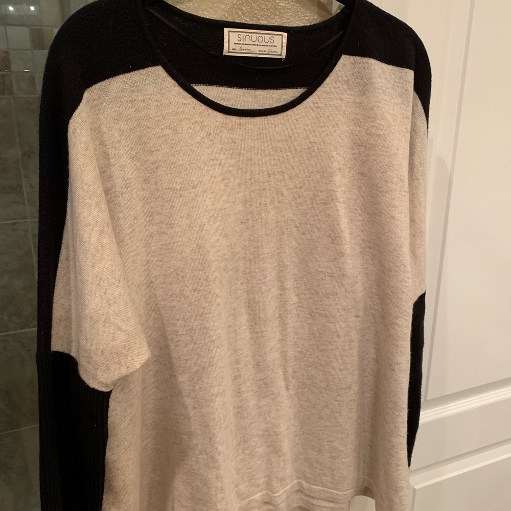 Sinuous wool sweater flowy and oversized